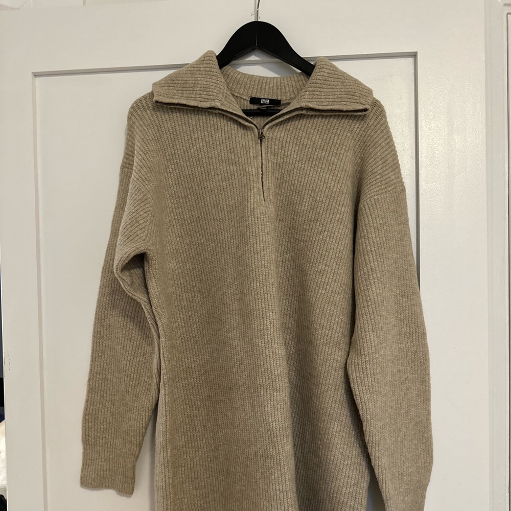Woman Uniqlo large, Long and light beige sweater